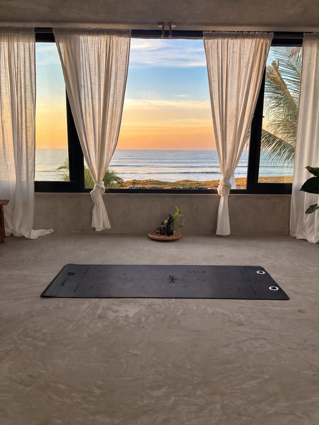 Estudio NĀMI al atardecer, con cortinas y vista al océano