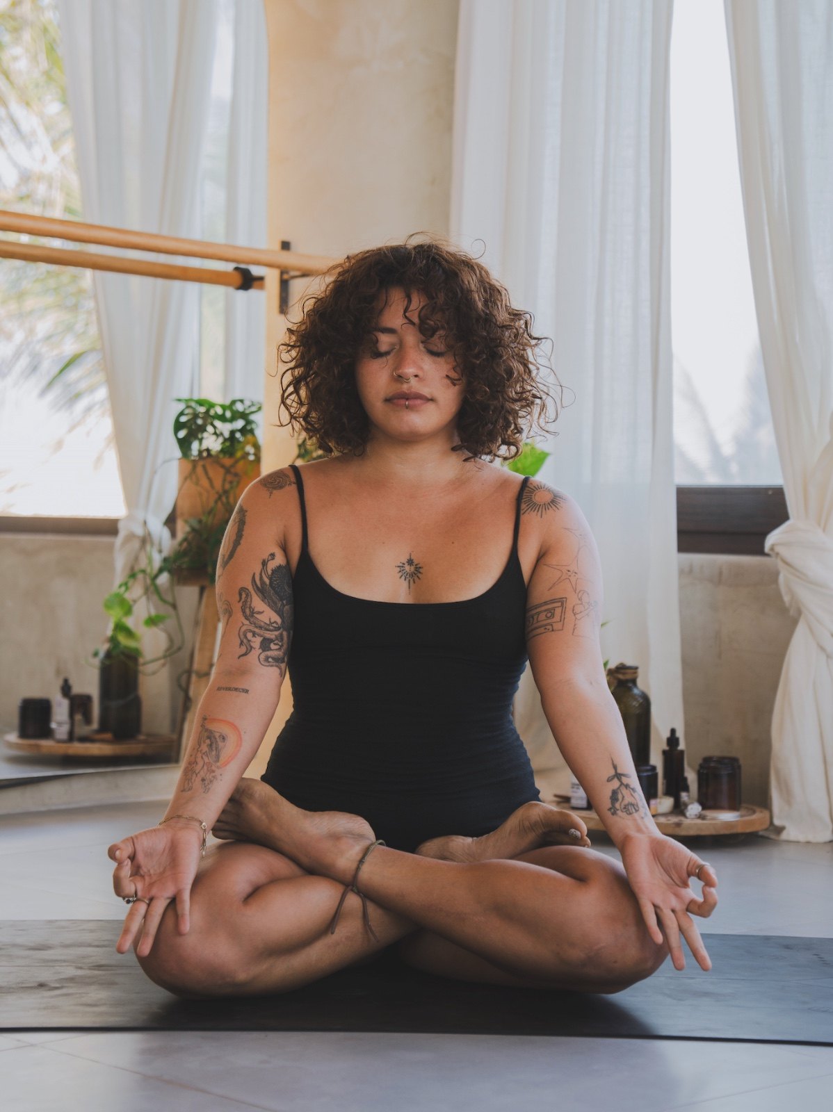 Yogui meditando en NĀMI